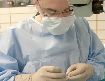 Kirurgi suorittaa kaihileikkausta potilaalle.