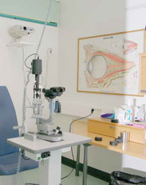 Tutkimushuone silmälääkärin vastaanotolla. Pöydällä silimien tutkimiseen tarkoitettu laite.