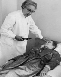 Kuvassa ylilääkäri Signe Löfgren hoitaa potilasta