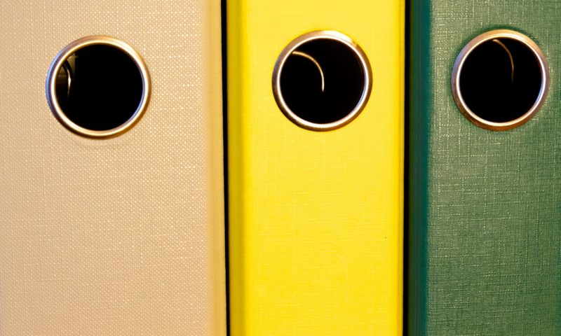 Beige, keltainen ja vihreä asiakirjakansio